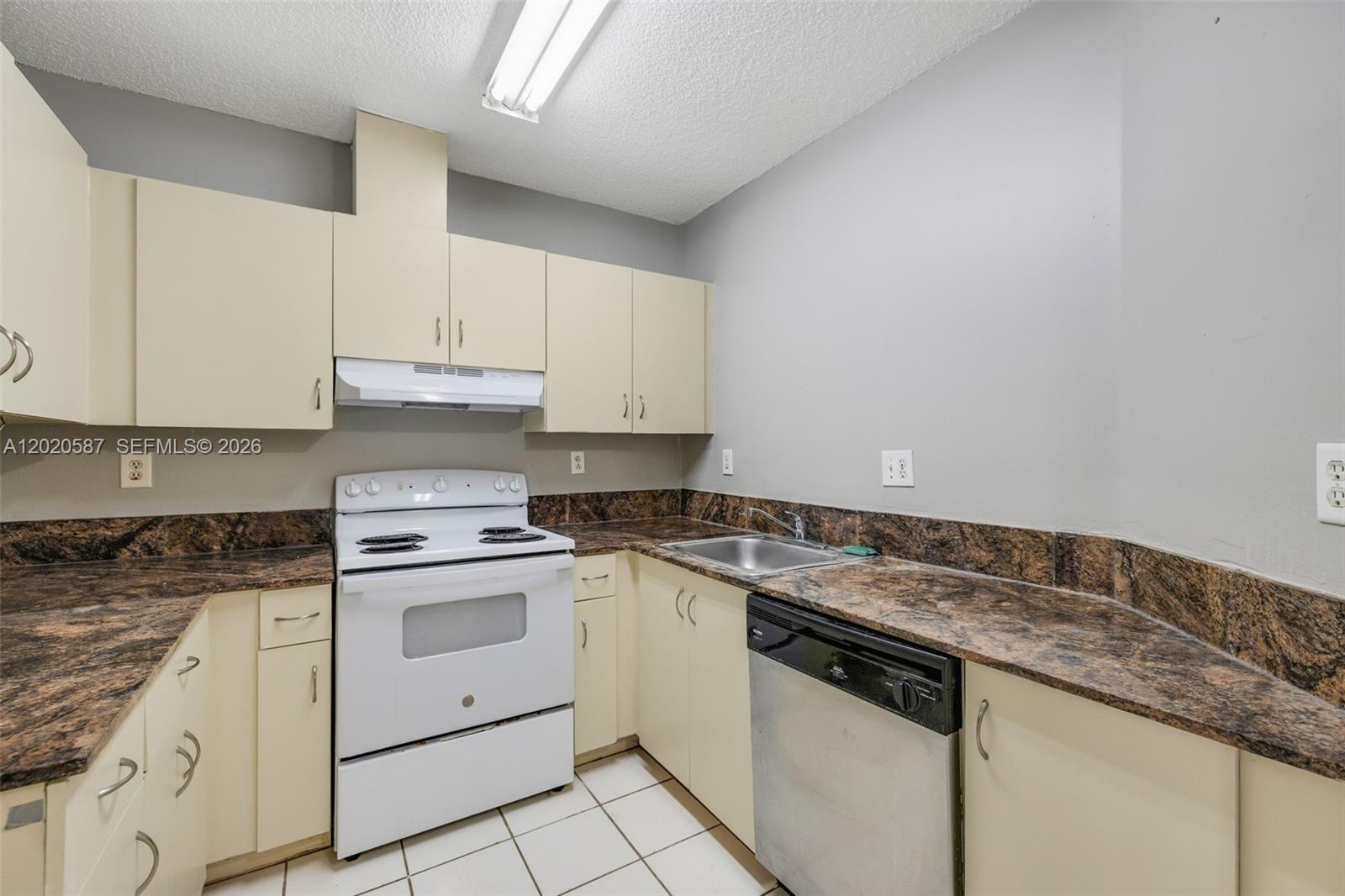 SAGA BAY TOWNHOMES - Residential
