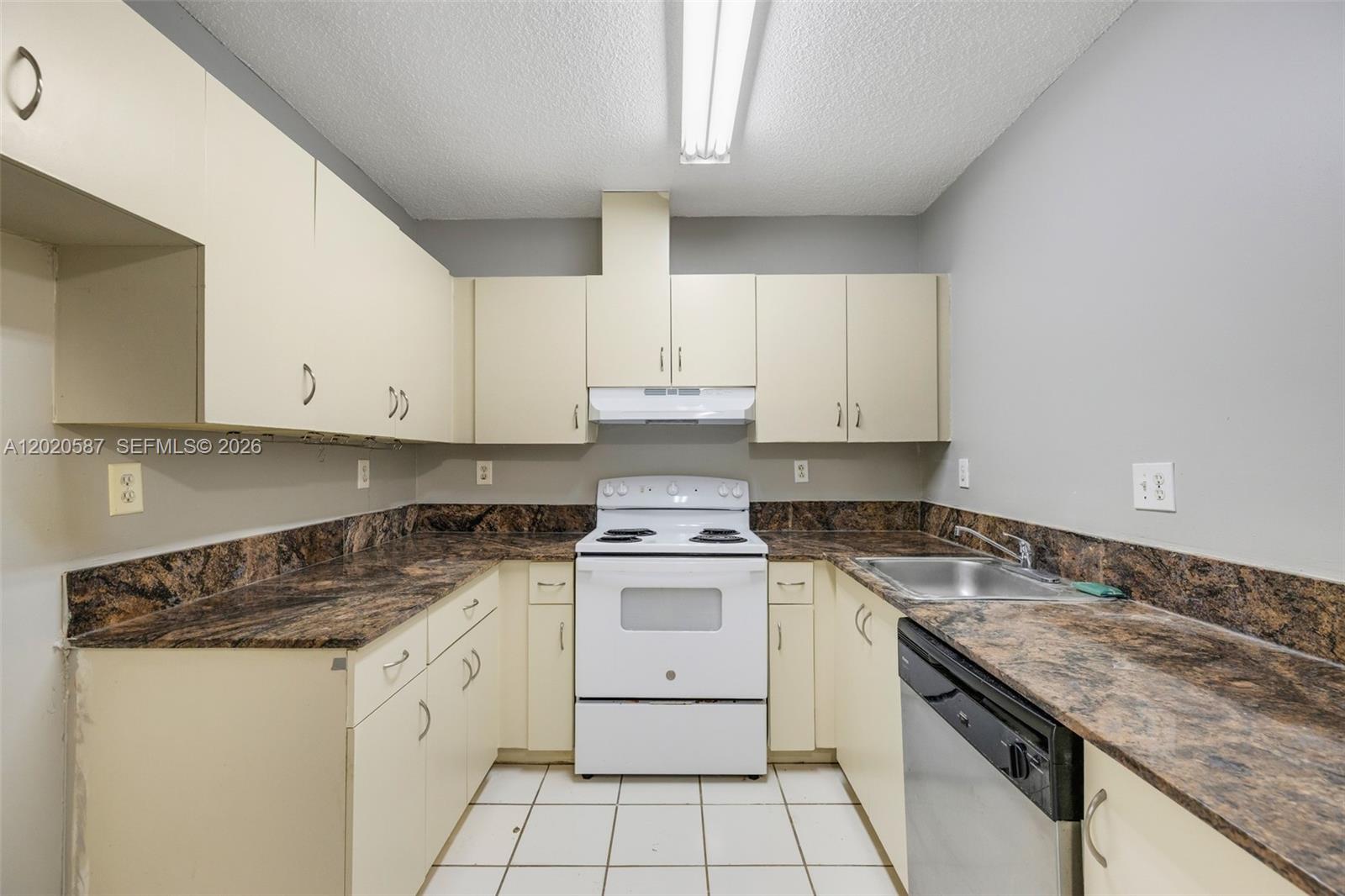 SAGA BAY TOWNHOMES - Residential