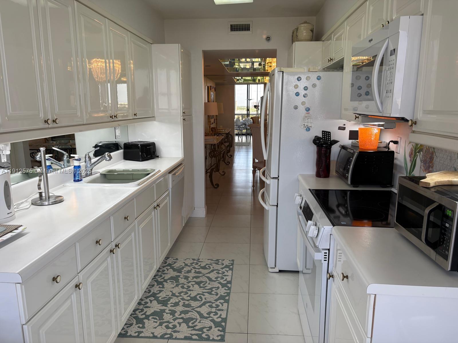 HARBOR TOWERS - Residential