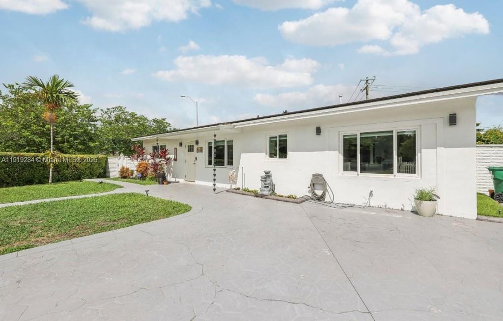 Photo of 5530 SW 96th Ave, Miami, FL 33165 (MLS # A11919284)