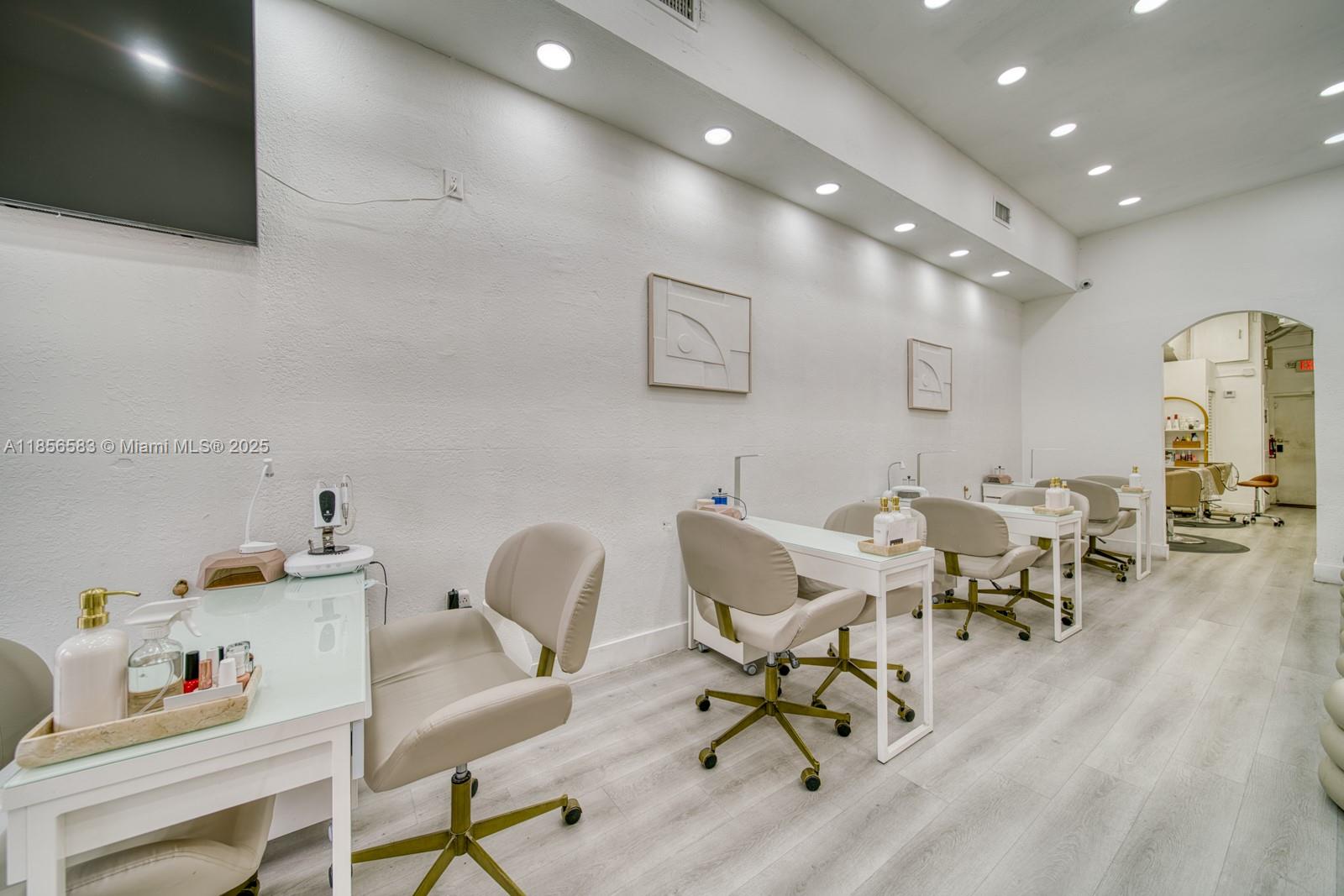 Beauty Salon & Spa For Sale In Flagami - Miami