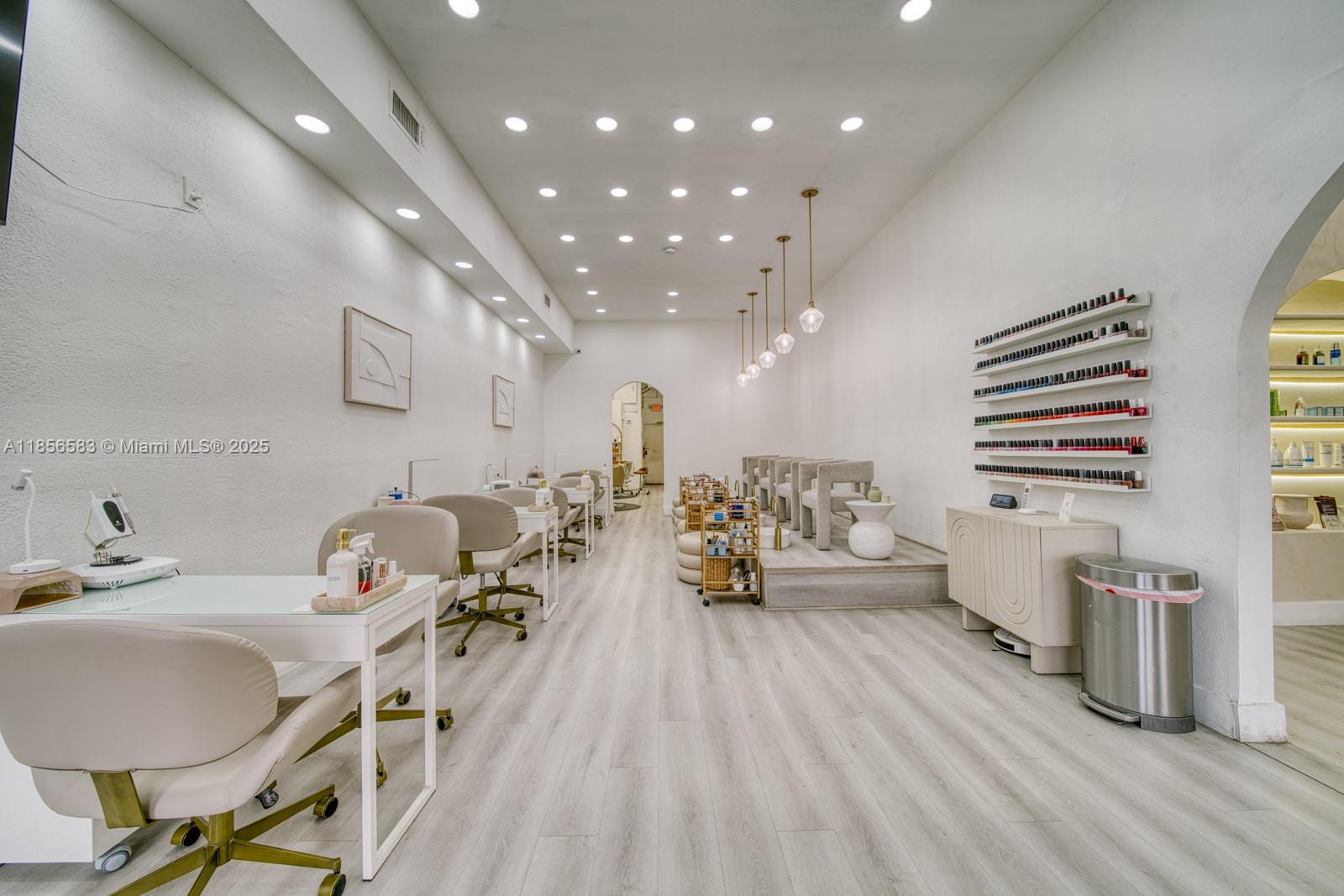 Beauty Salon & Spa For Sale In Flagami - Miami