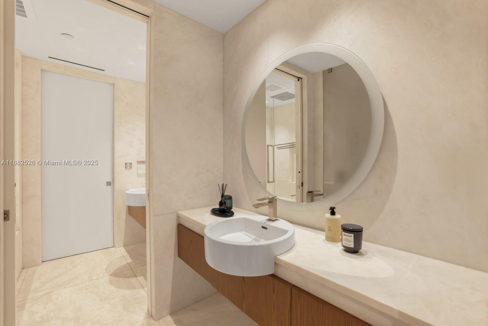 CONTINUUM ON SOUTH BEACH - Residential