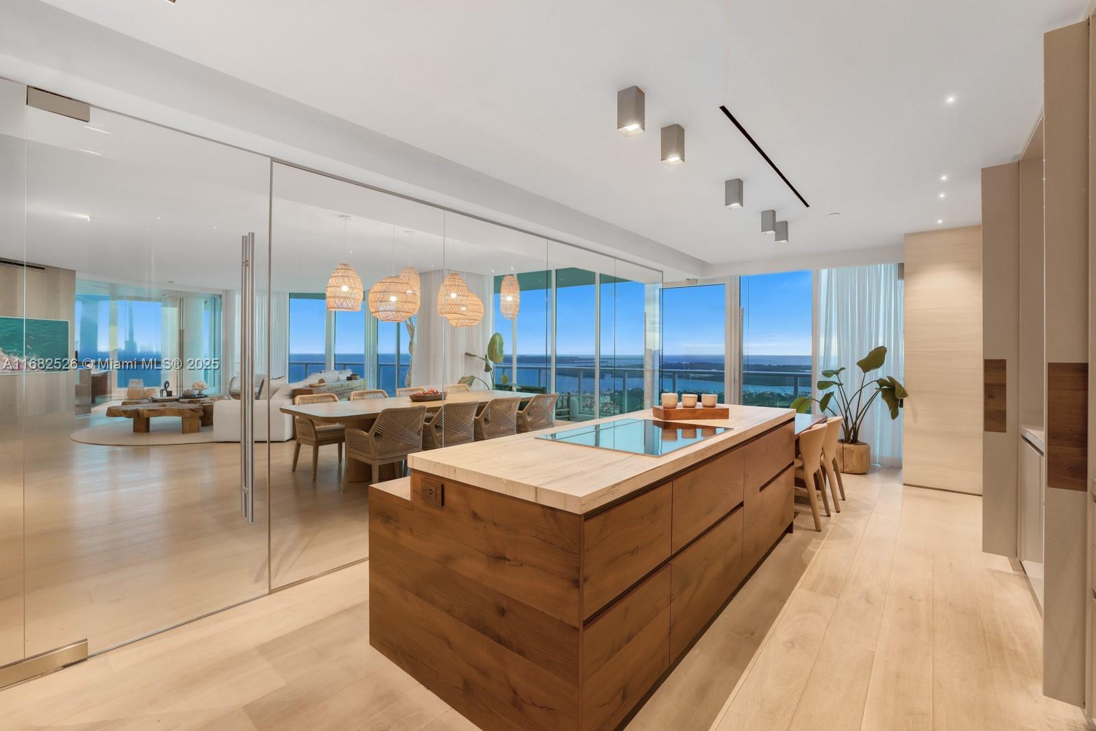 CONTINUUM ON SOUTH BEACH - Residential