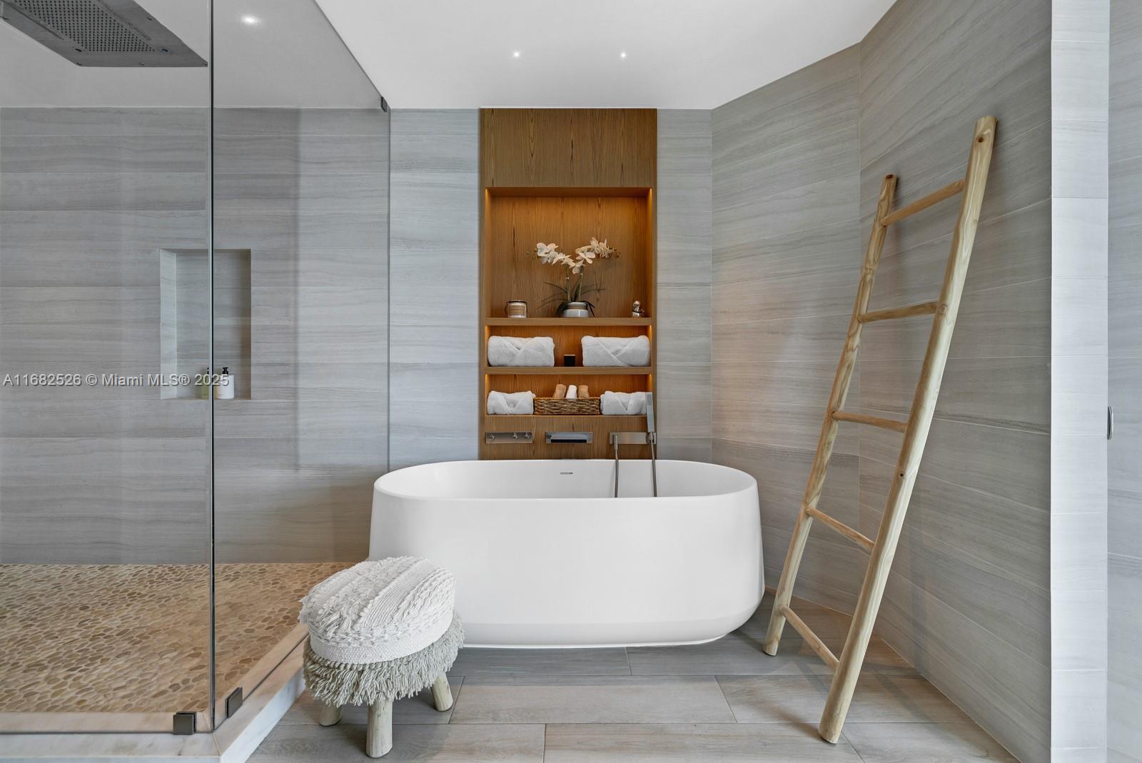 CONTINUUM ON SOUTH BEACH - Residential