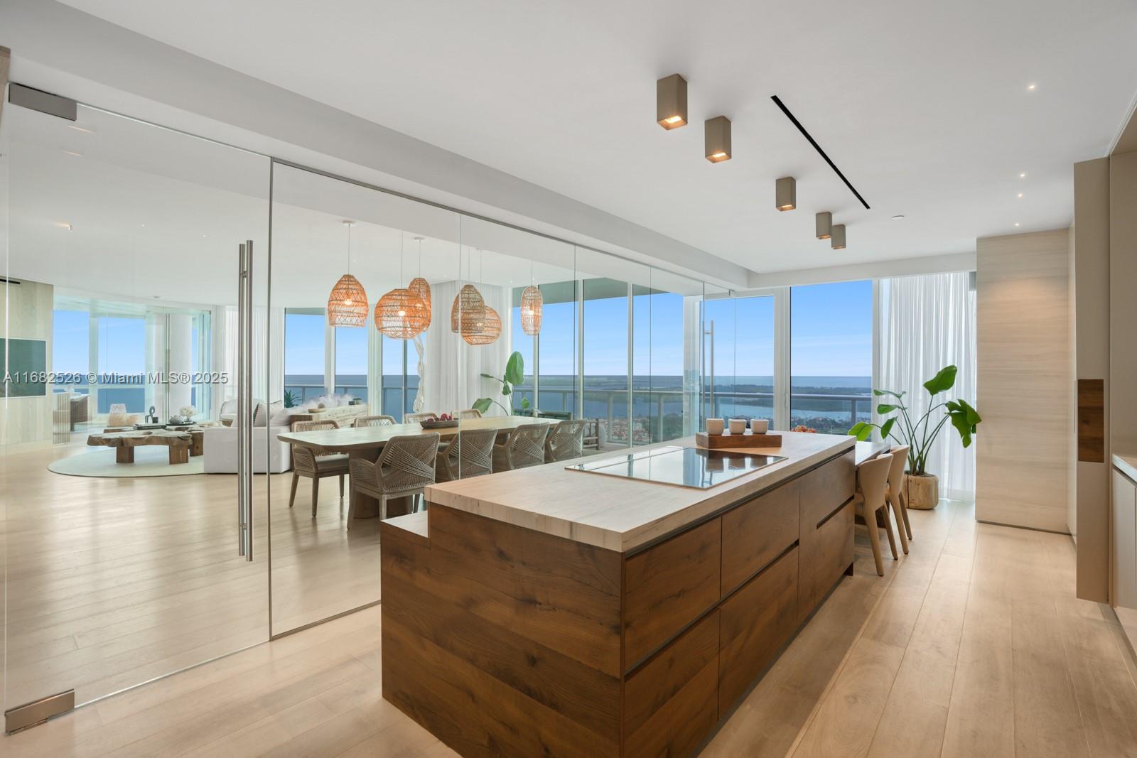 CONTINUUM ON SOUTH BEACH - Residential
