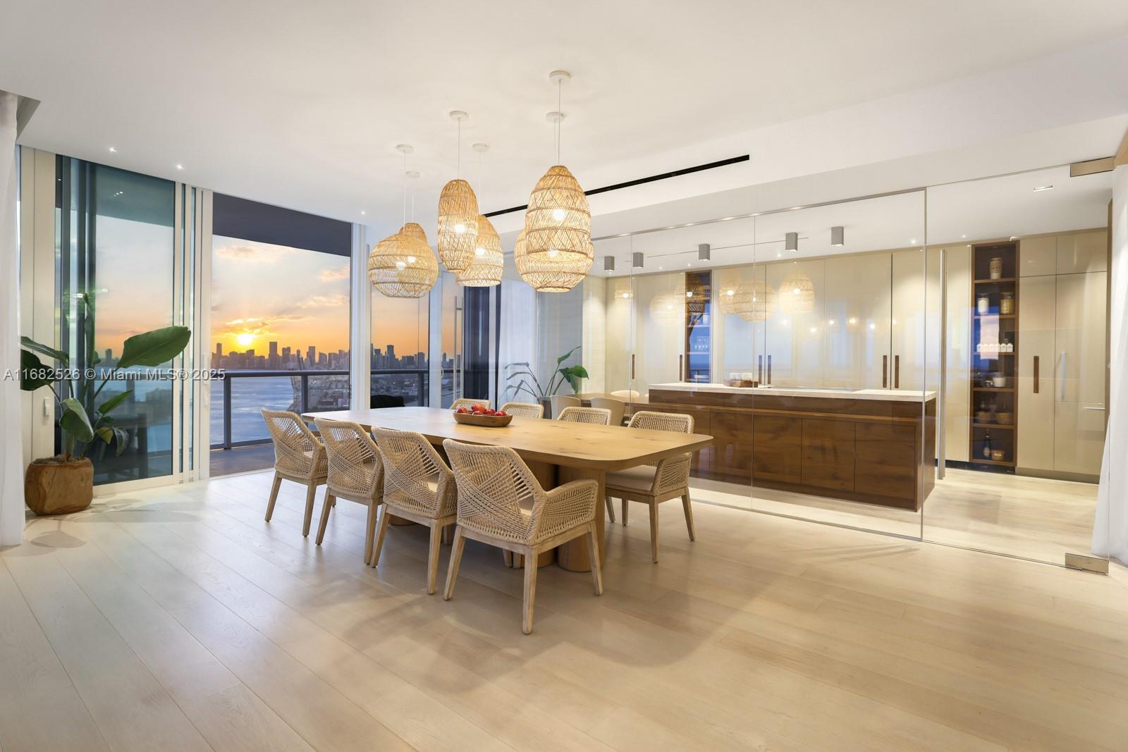CONTINUUM ON SOUTH BEACH - Residential