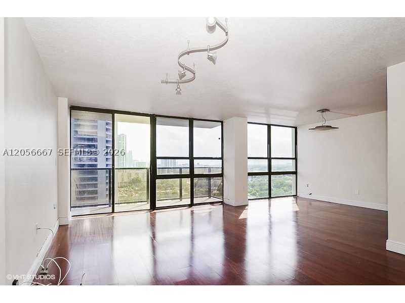 600 NE 36 ST 1817