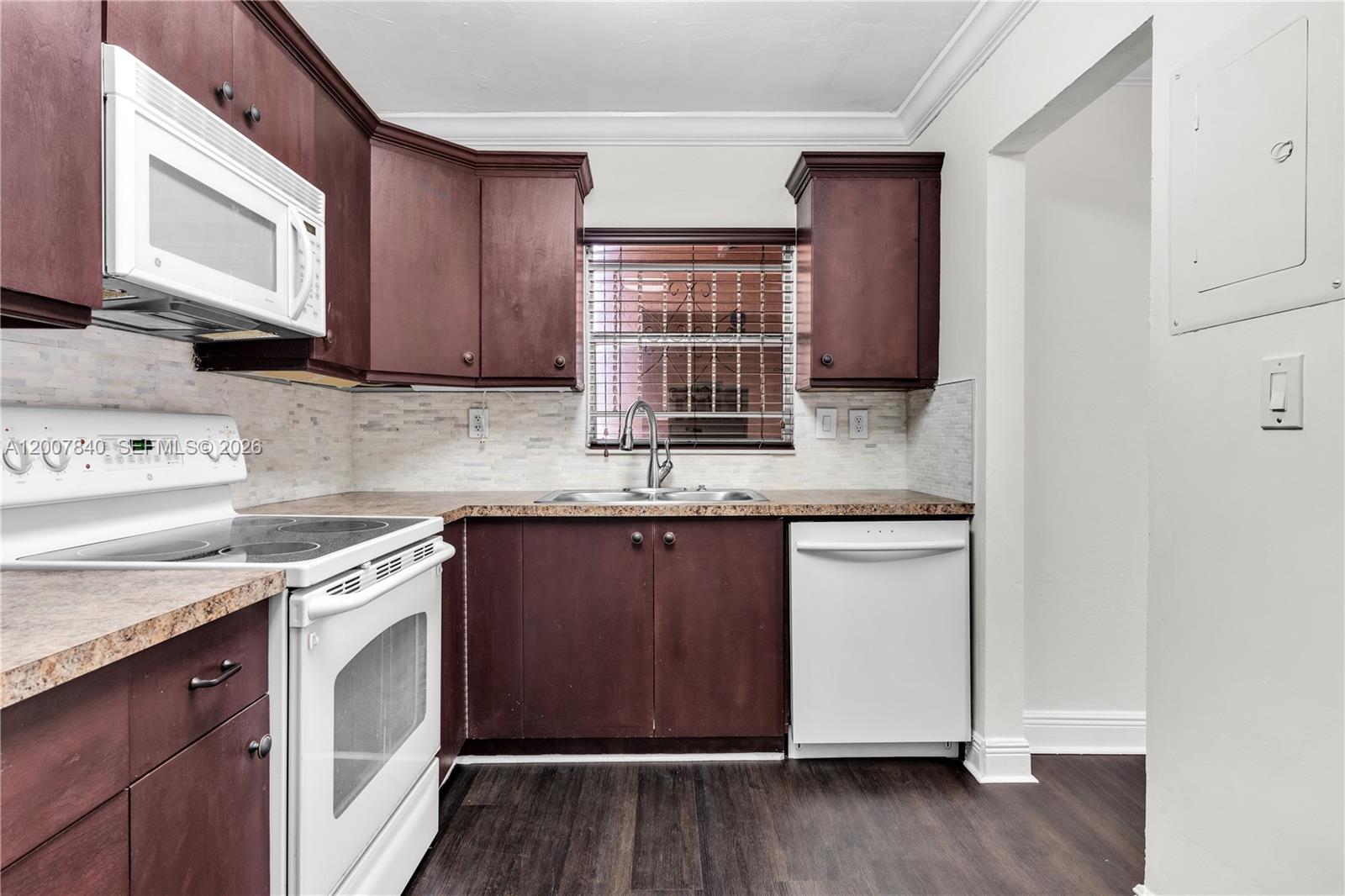 13715 Kendale Lakes Cir A-211