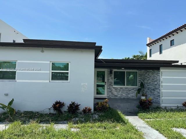 2 Bedroom Duplex and 2 Bath Duplex, Fully furnished includes TV, kitchen appliances. Located near downtown Miami. Property is ready to move in. Landlord, extremely motivated. Available from September, 2025 through March, 2026.