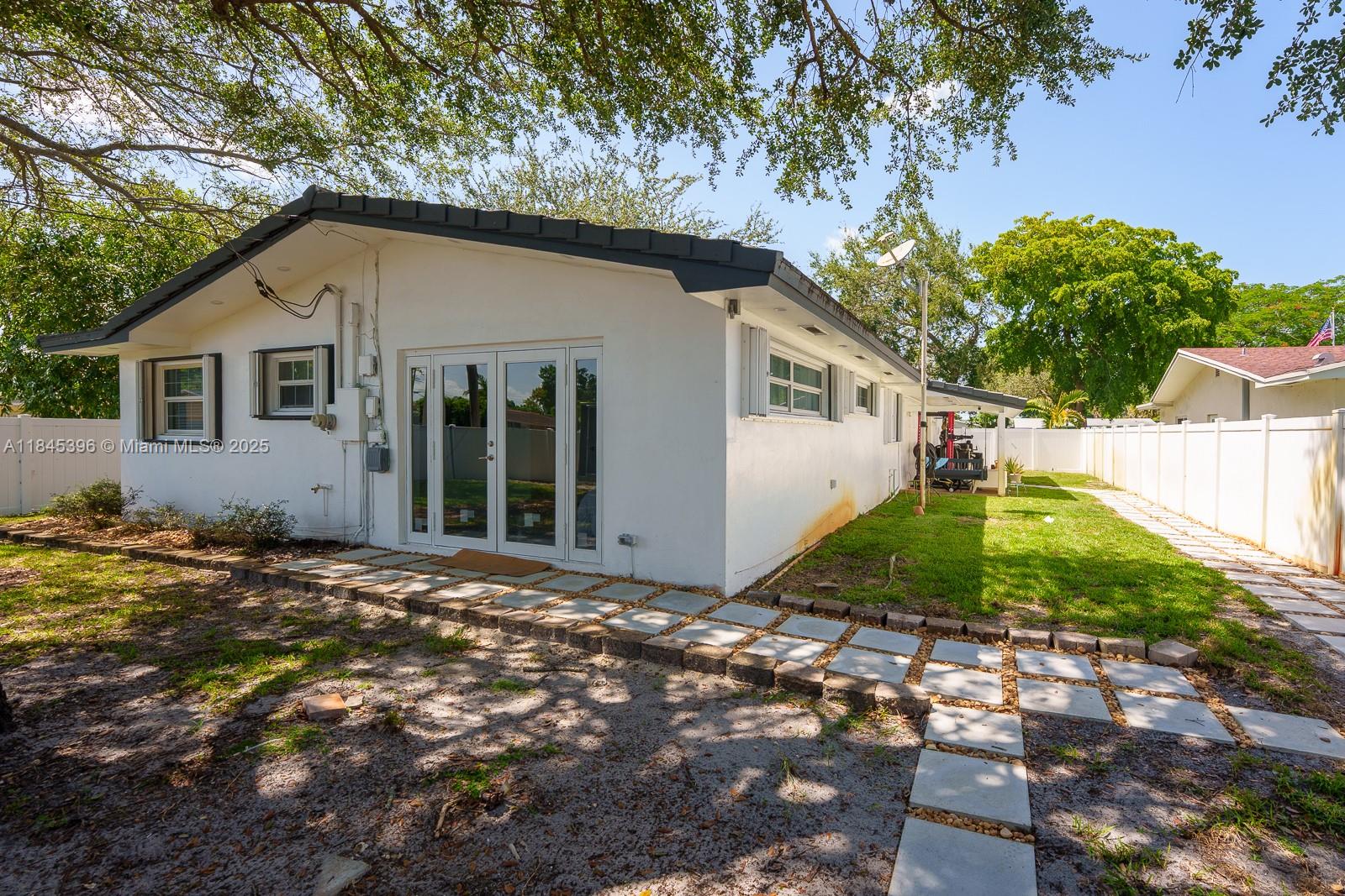 HOLLYWOOD HILLS - Residential