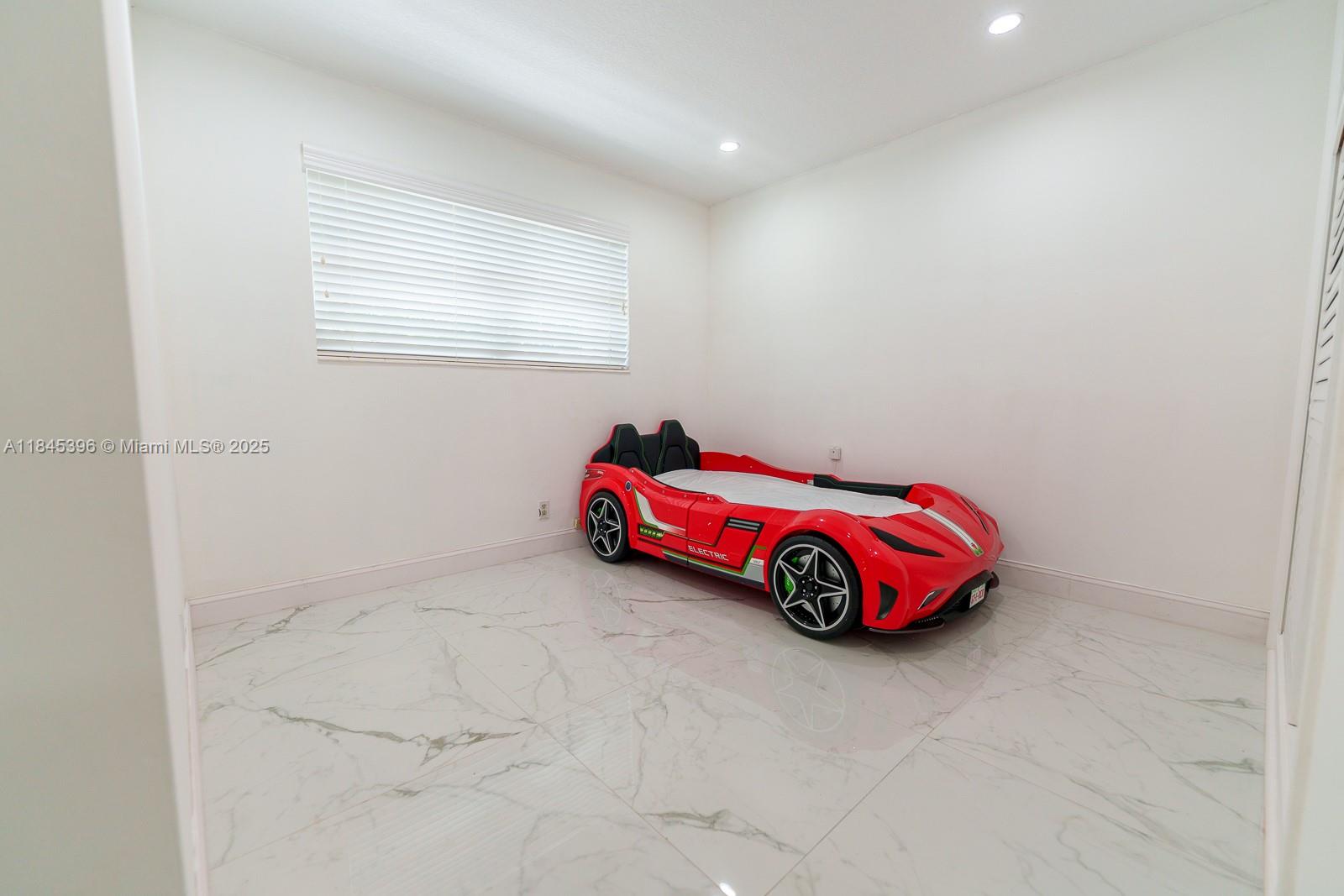 HOLLYWOOD HILLS - Residential