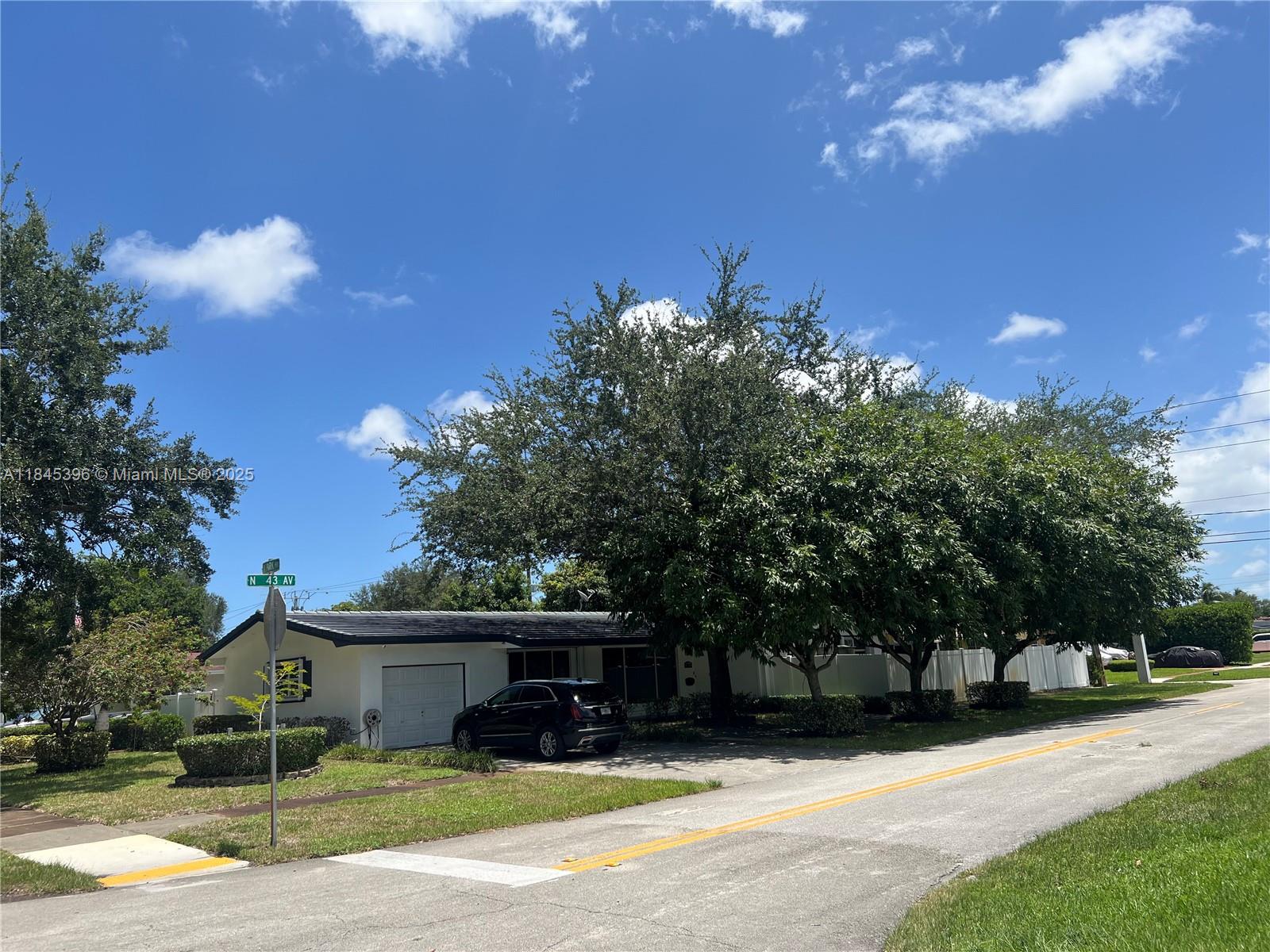 HOLLYWOOD HILLS - Residential