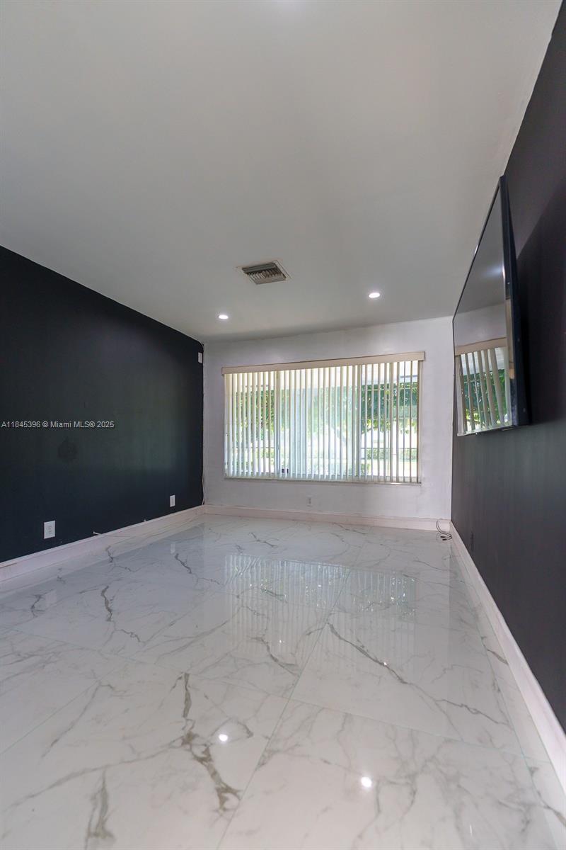 HOLLYWOOD HILLS - Residential