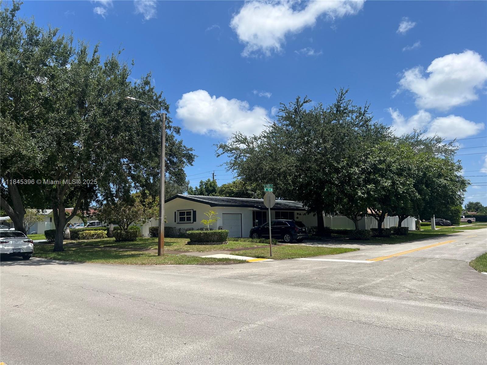 HOLLYWOOD HILLS - Residential
