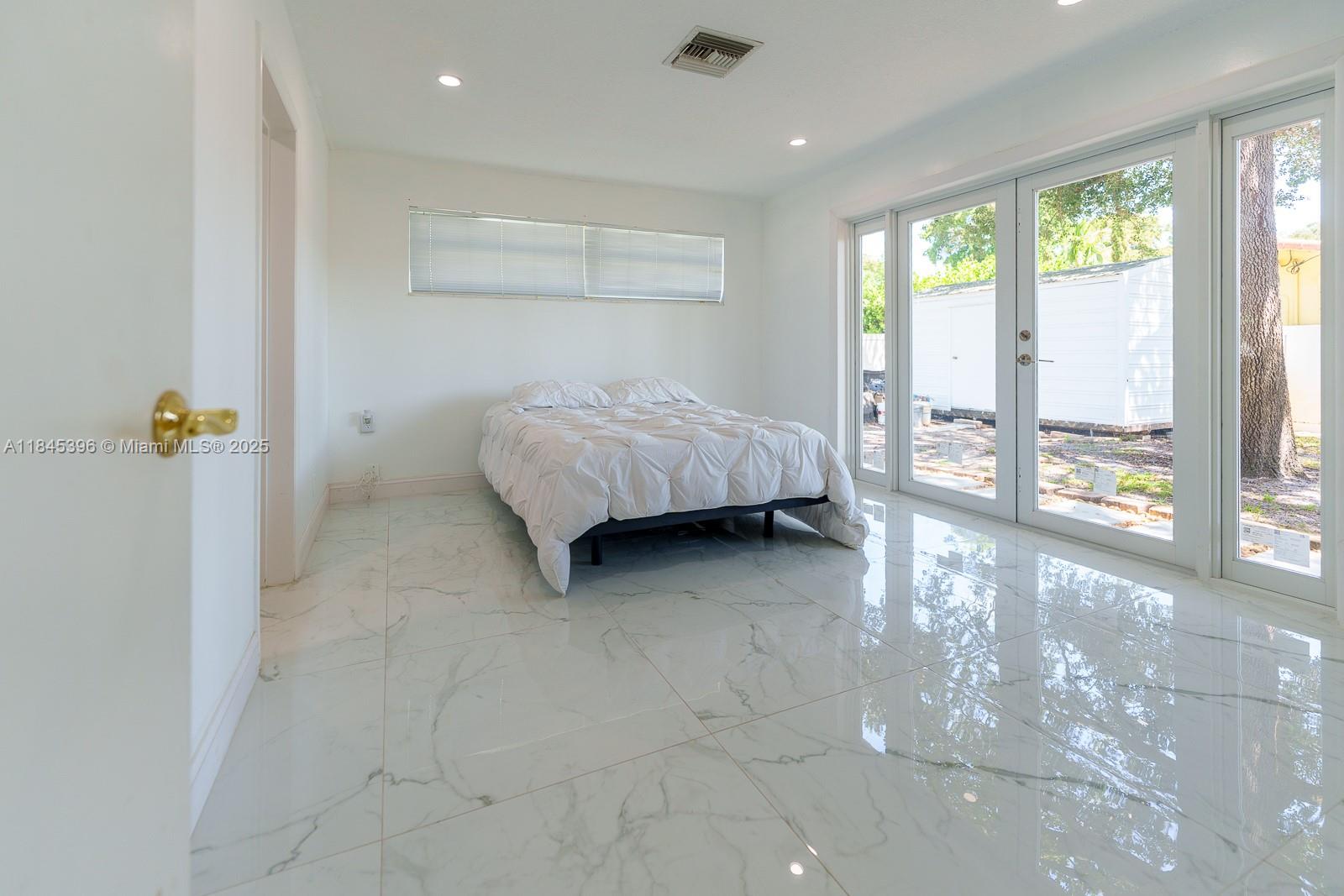 HOLLYWOOD HILLS - Residential