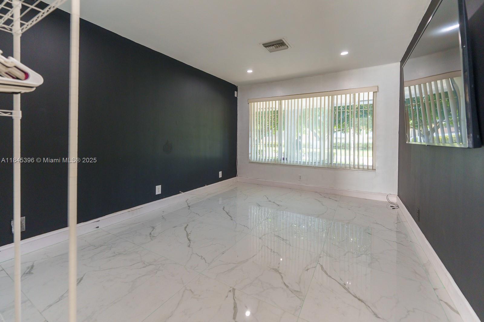 HOLLYWOOD HILLS - Residential