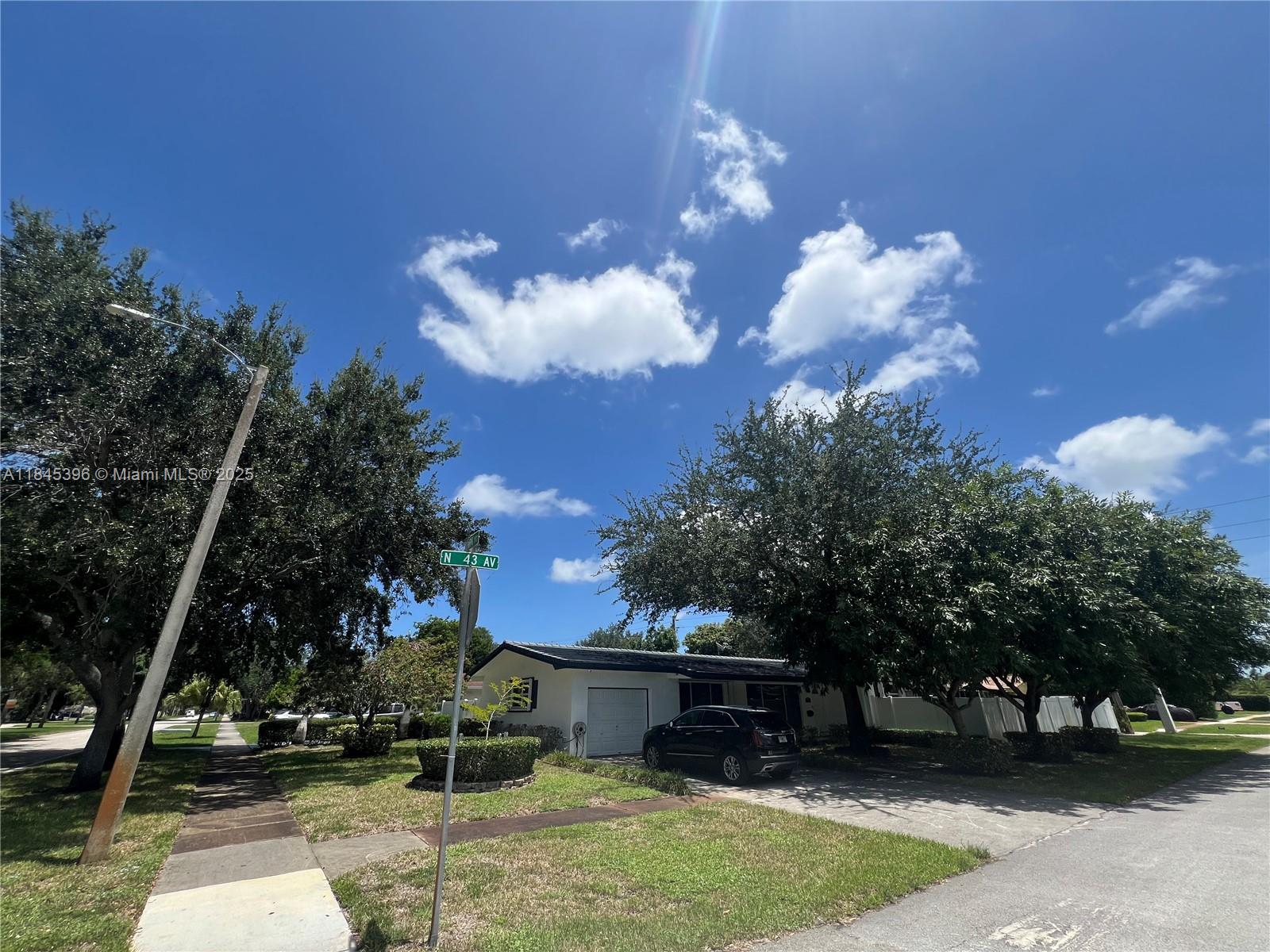 HOLLYWOOD HILLS - Residential