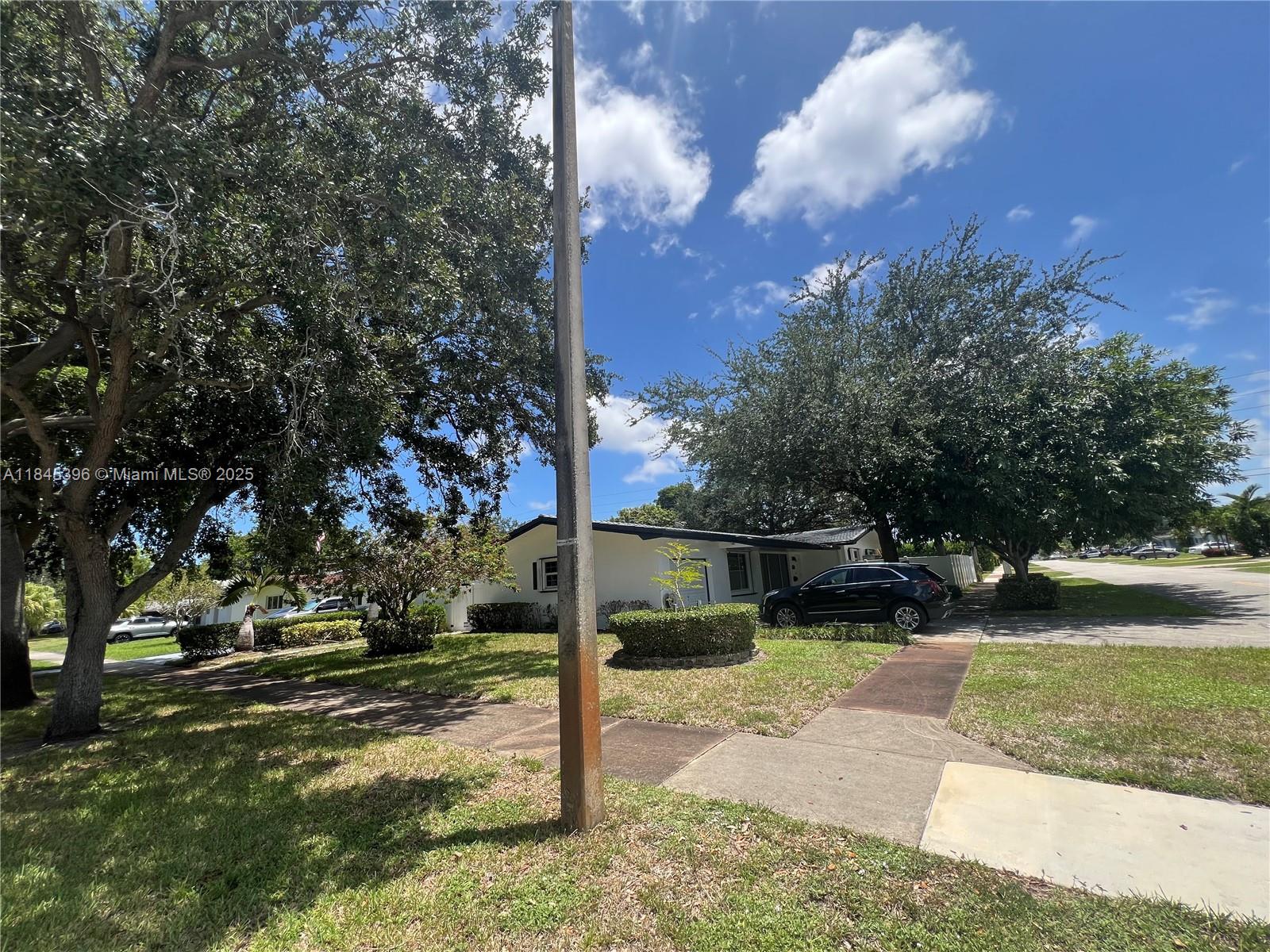 HOLLYWOOD HILLS - Residential