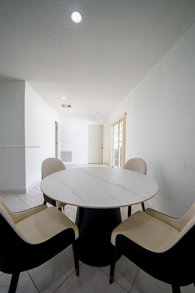 HOLLYWOOD HILLS - Residential