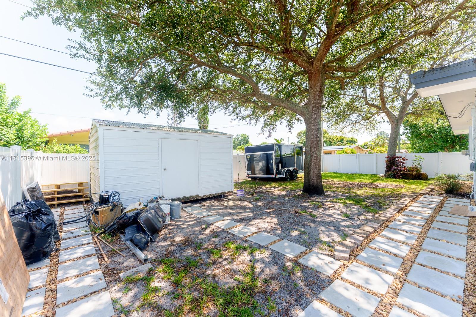 HOLLYWOOD HILLS - Residential