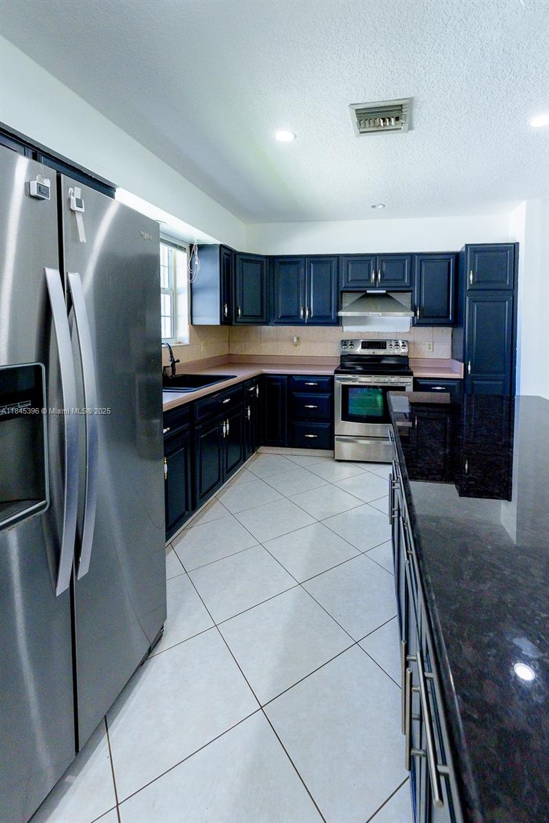 HOLLYWOOD HILLS - Residential