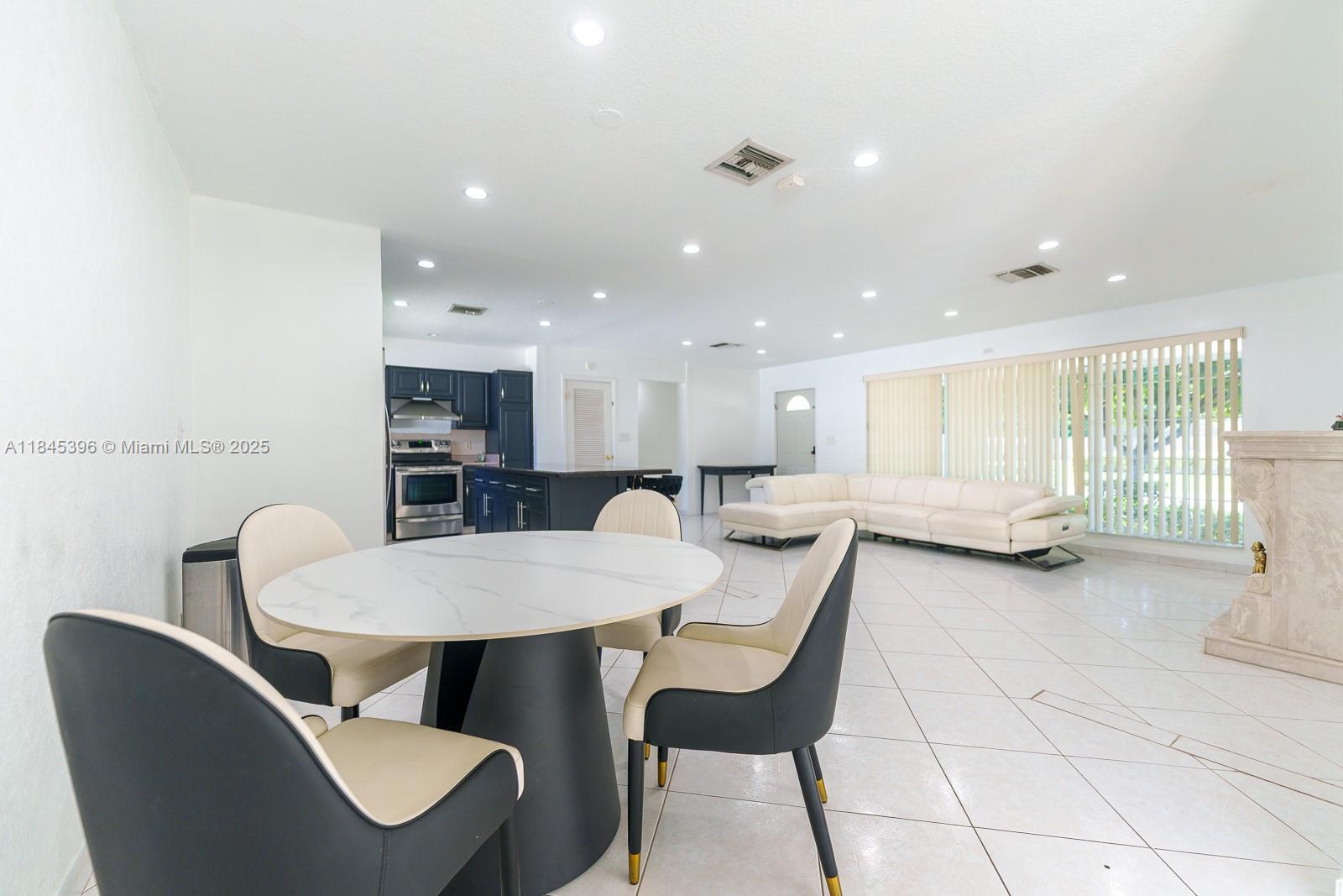 HOLLYWOOD HILLS - Residential