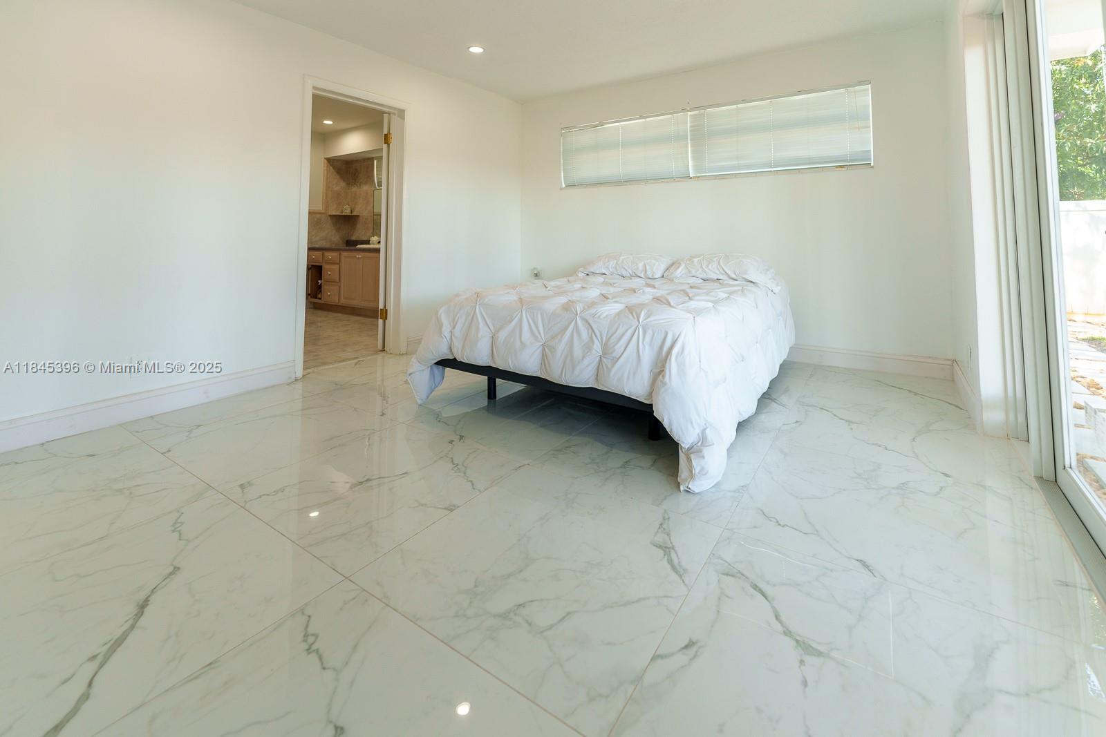 HOLLYWOOD HILLS - Residential