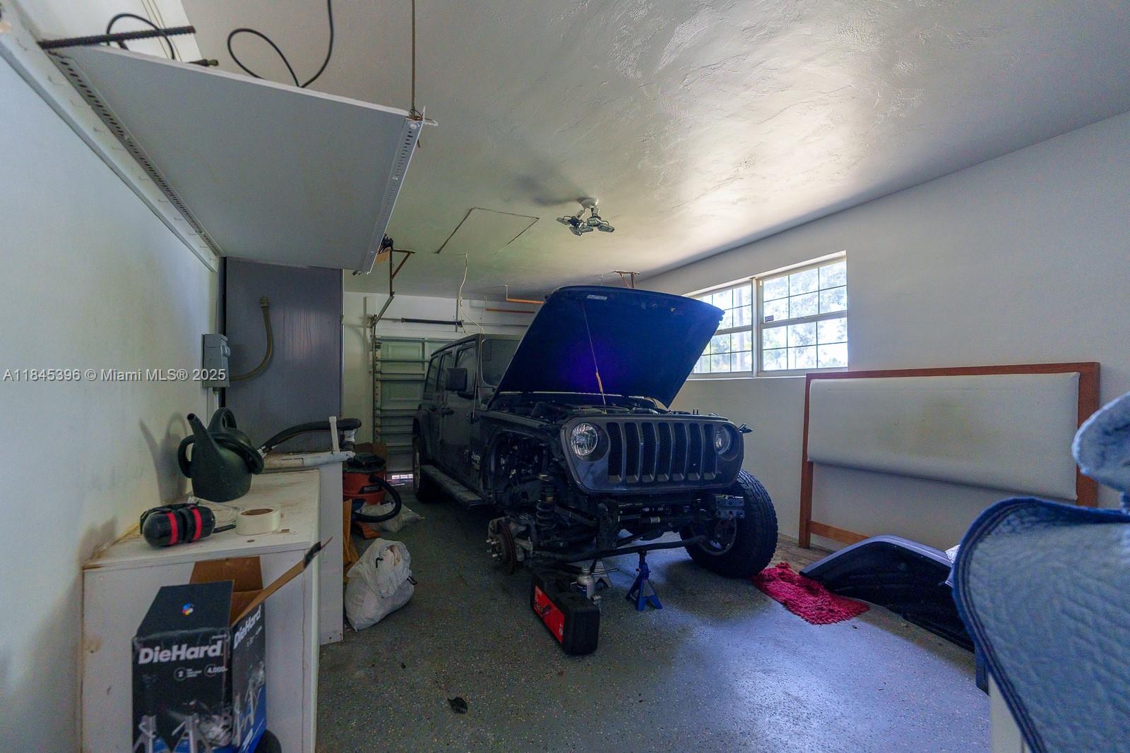 HOLLYWOOD HILLS - Residential