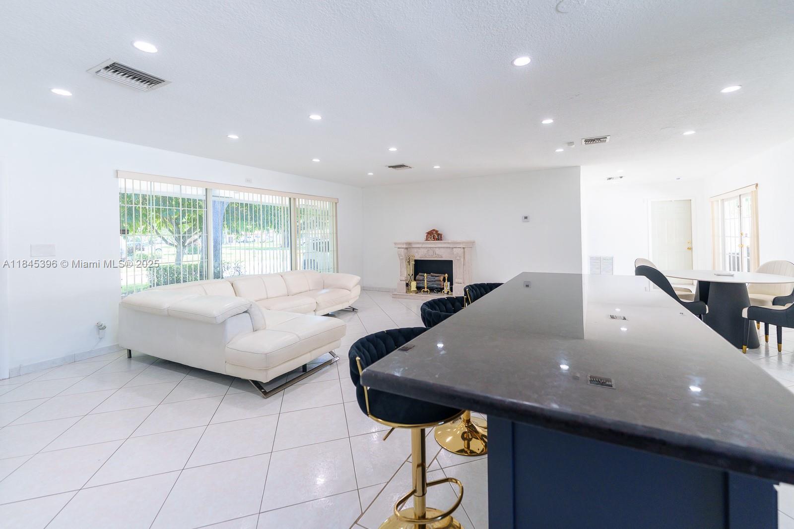 HOLLYWOOD HILLS - Residential