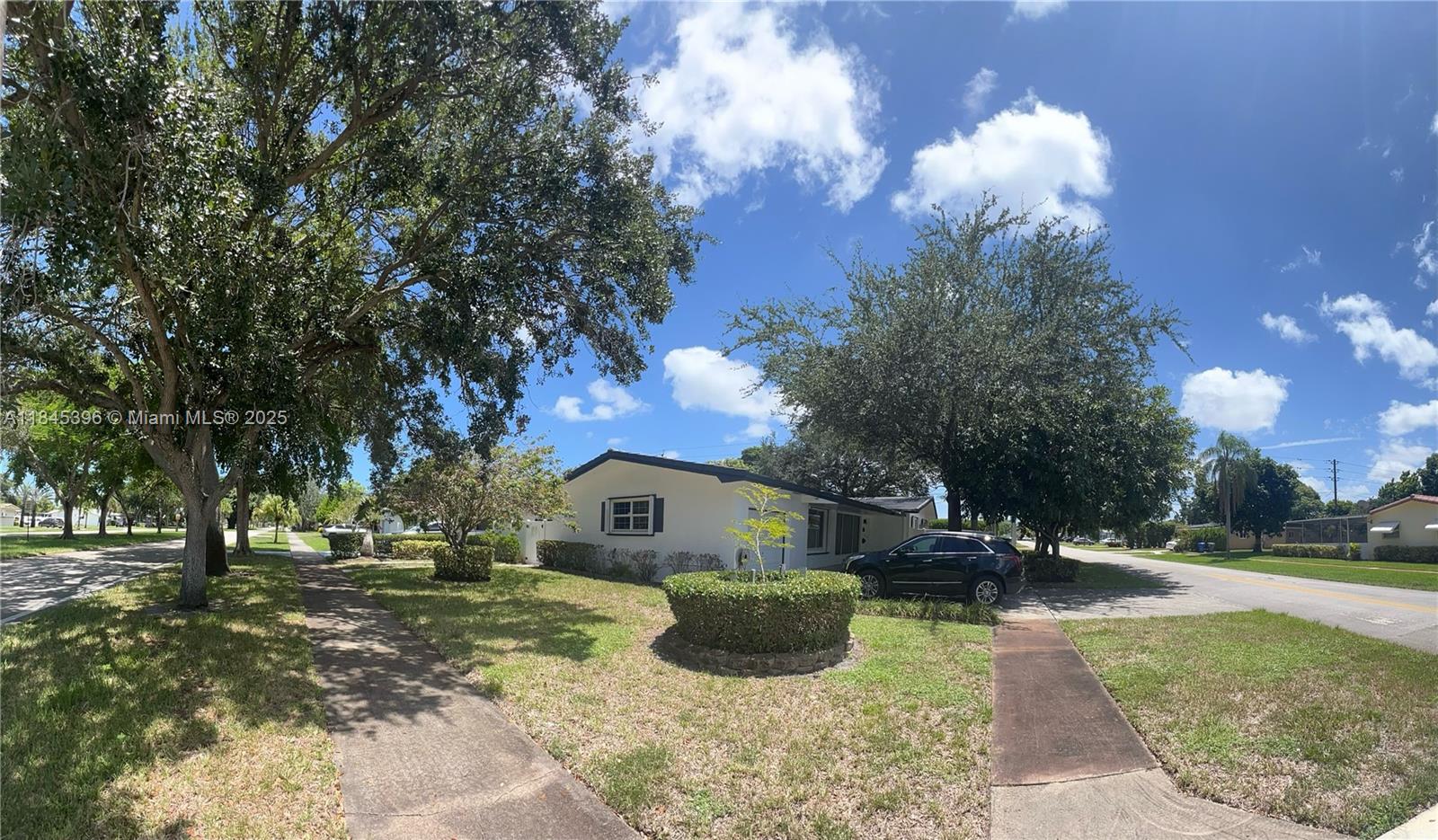 HOLLYWOOD HILLS - Residential