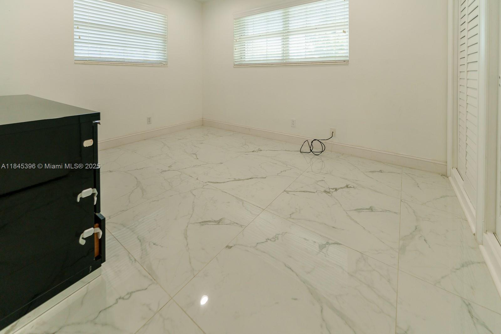 HOLLYWOOD HILLS - Residential