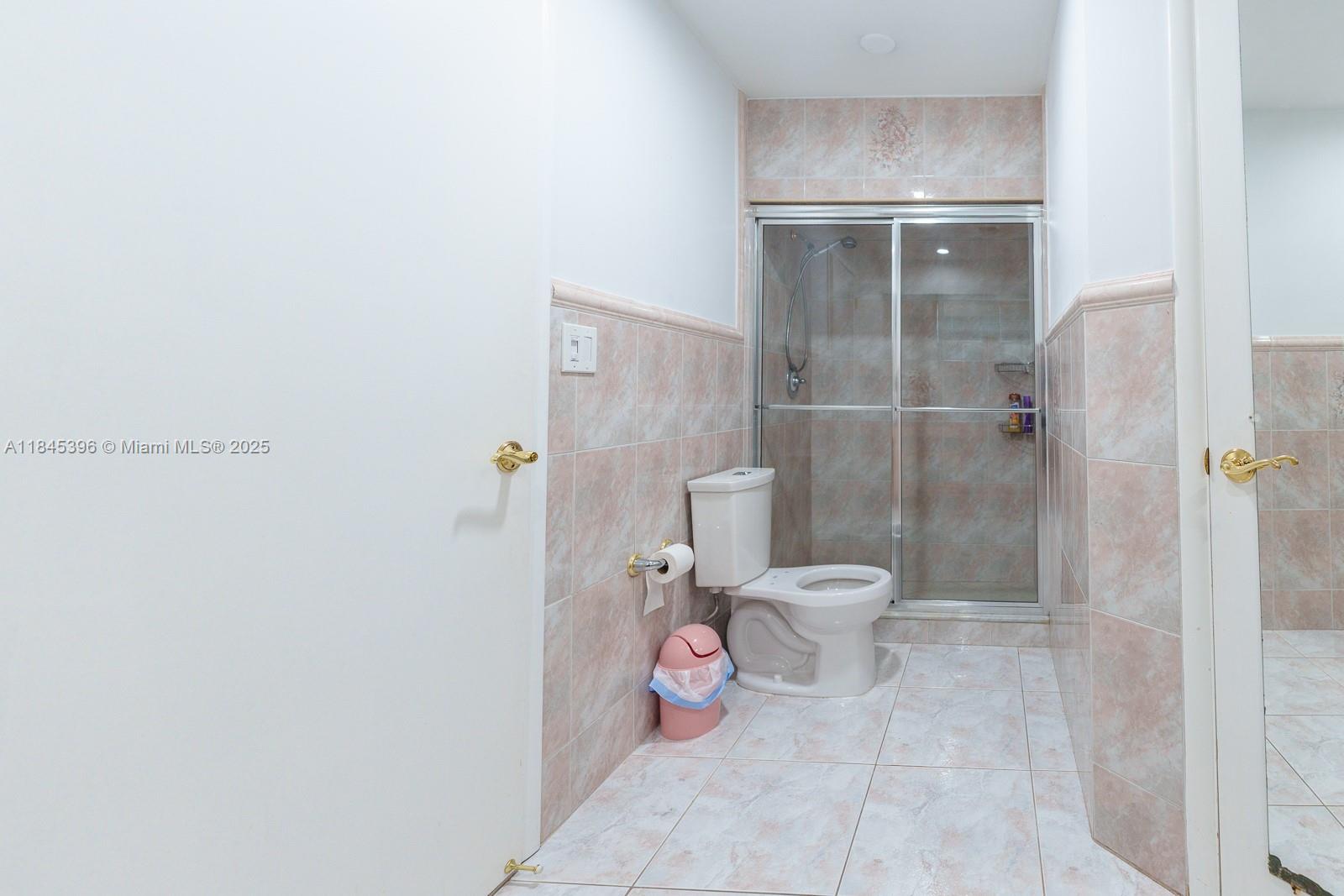 HOLLYWOOD HILLS - Residential