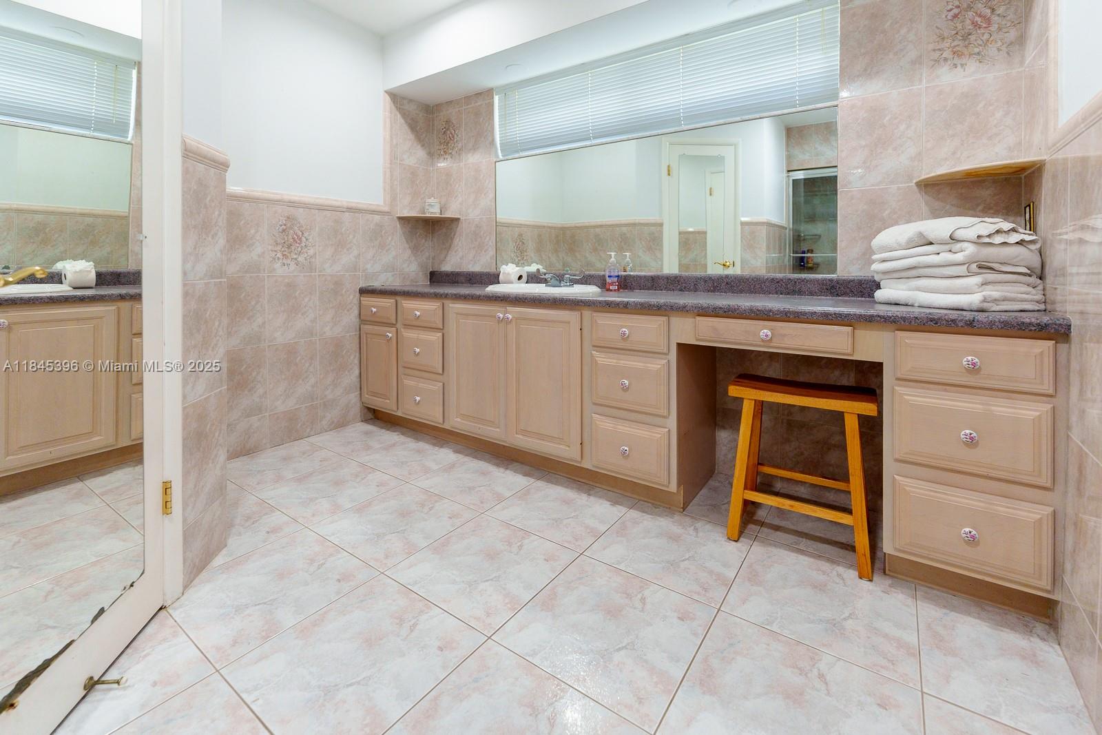 HOLLYWOOD HILLS - Residential