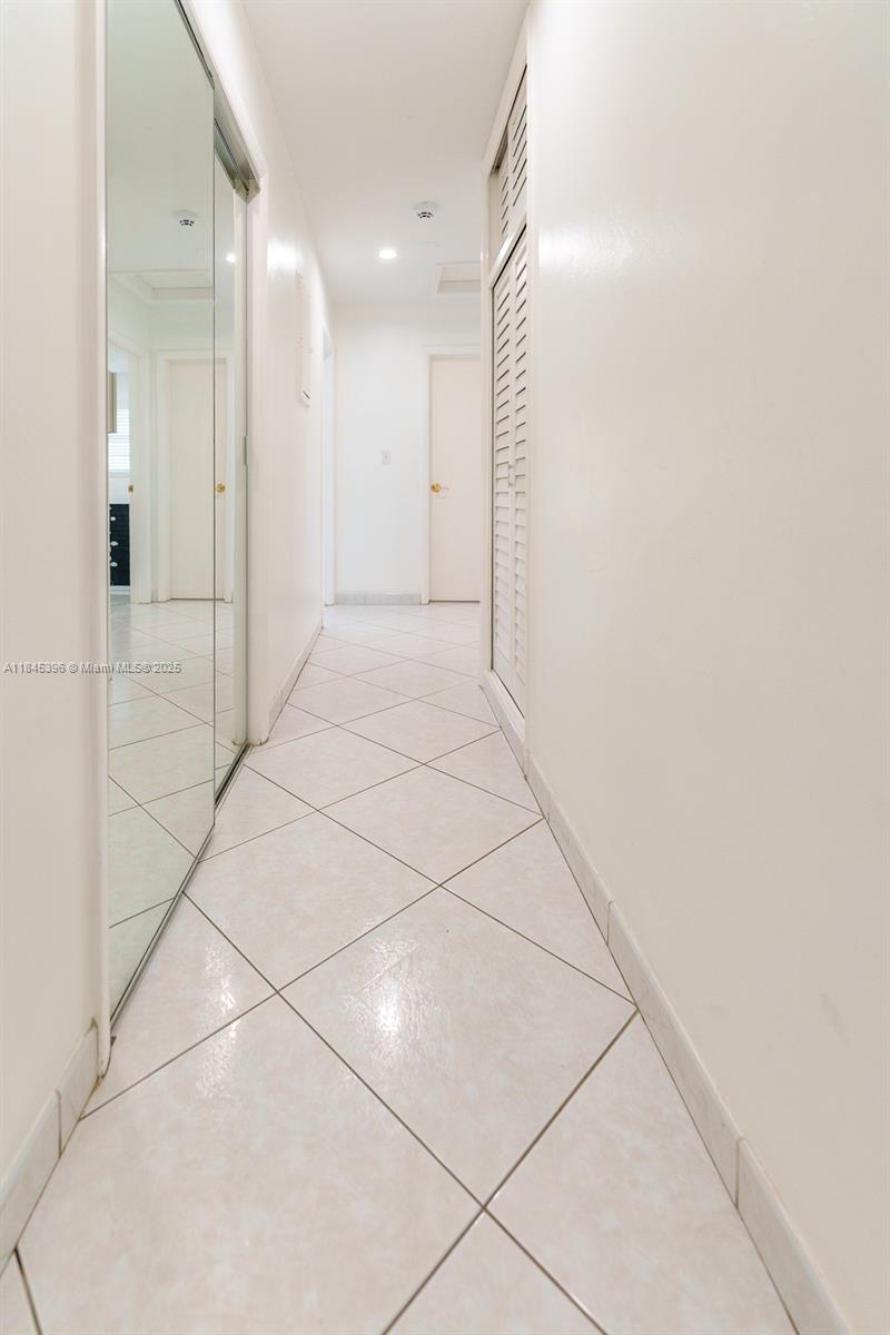 HOLLYWOOD HILLS - Residential