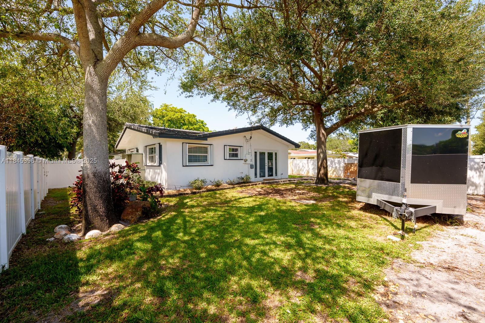 HOLLYWOOD HILLS - Residential