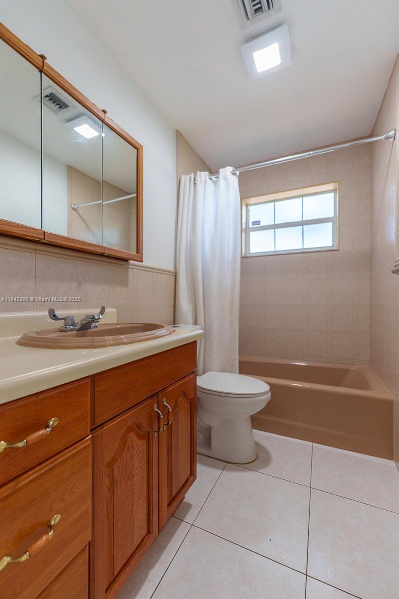 HOLLYWOOD HILLS - Residential