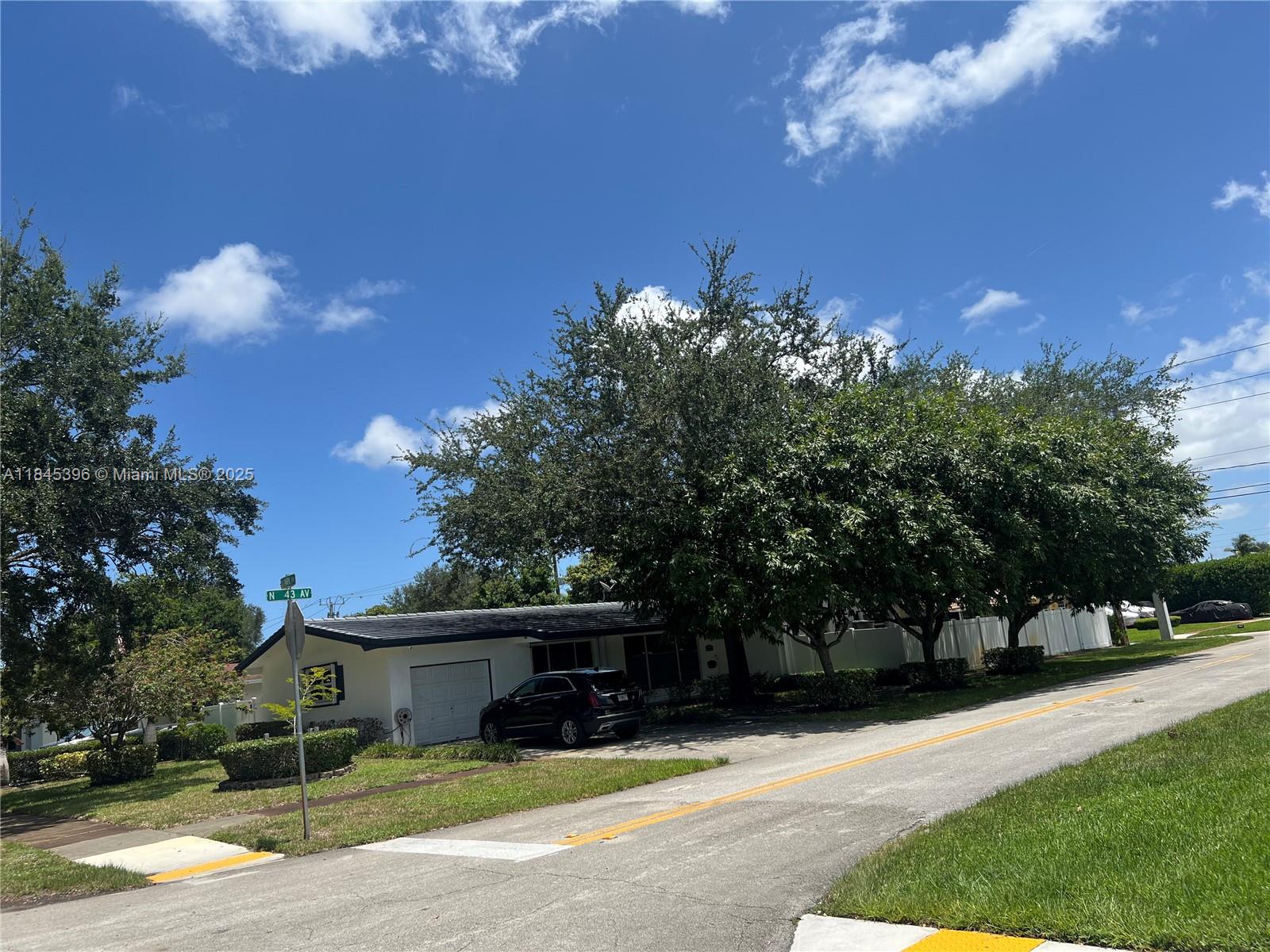 HOLLYWOOD HILLS - Residential