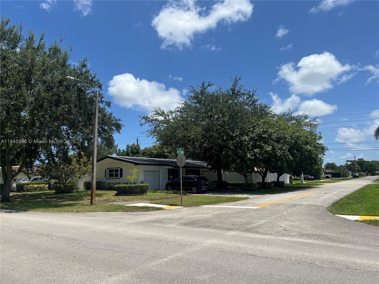 HOLLYWOOD HILLS - Residential