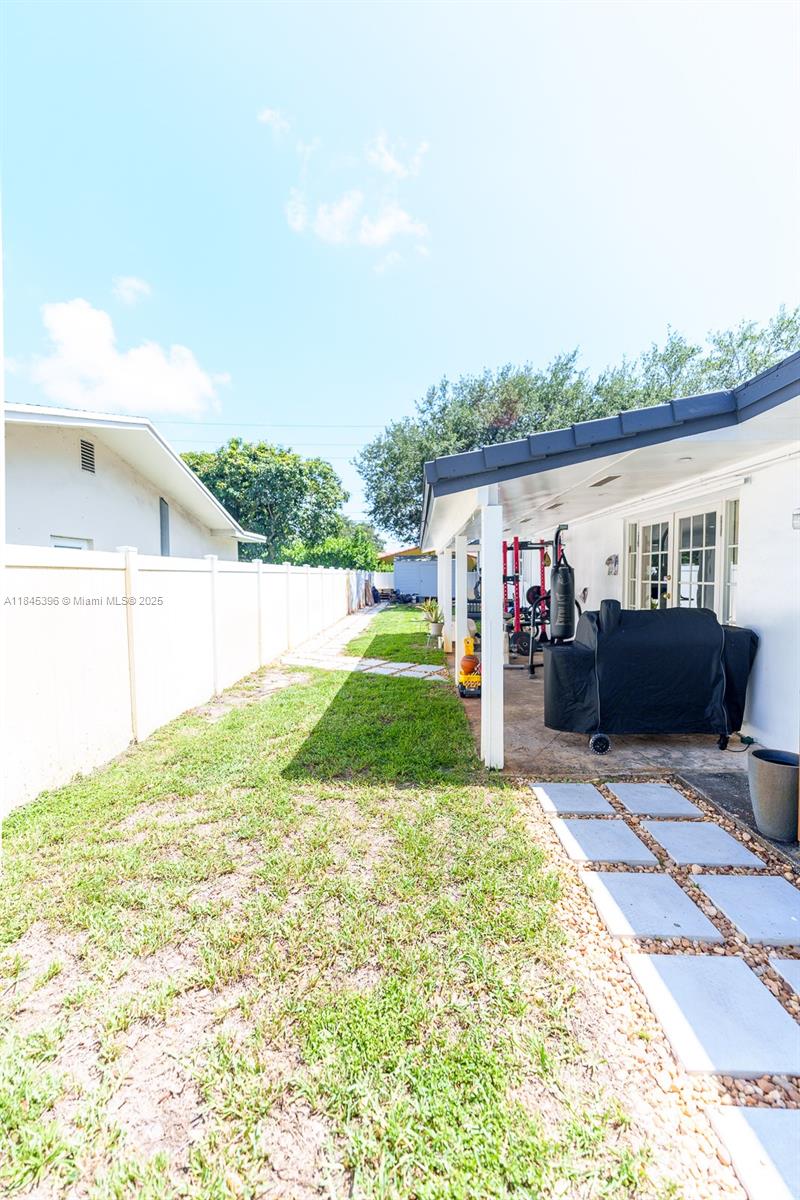 HOLLYWOOD HILLS - Residential