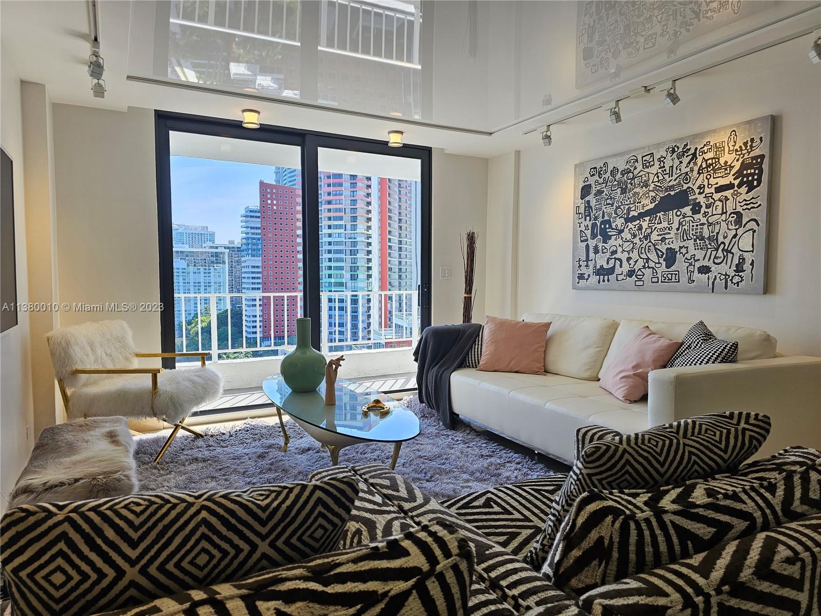 Fully furnished 2 bedroom residence with direct Biscayne bay & Ocean view. Marble and wood floors through-out, Built-in cabinetry, High-end Samsung applicanes and 2 new Samsung Frame TVs. This unit is ready to move-in
and enjoy water views from every room. Brickell Harbor amenities include: Swimming pool, Tennis court, Gym and Workout
room, Hot tub, Outdoor Lounge, Picnic & BBQ area, 24/7 Security, Concierge, onsite sushi restaurant (Obba Sushi) and more. Perfectly located right on the edge of Brickell next to
the center of business and commerce, great restaurants and shopping, while also tucked away with great water views and access to nature, outdoor sports activities and Key
Biscayne.