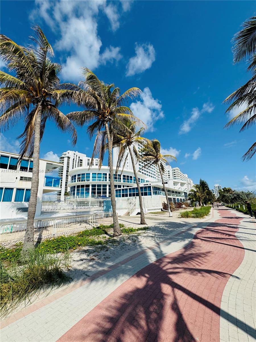 5445 Collins Ave 1520