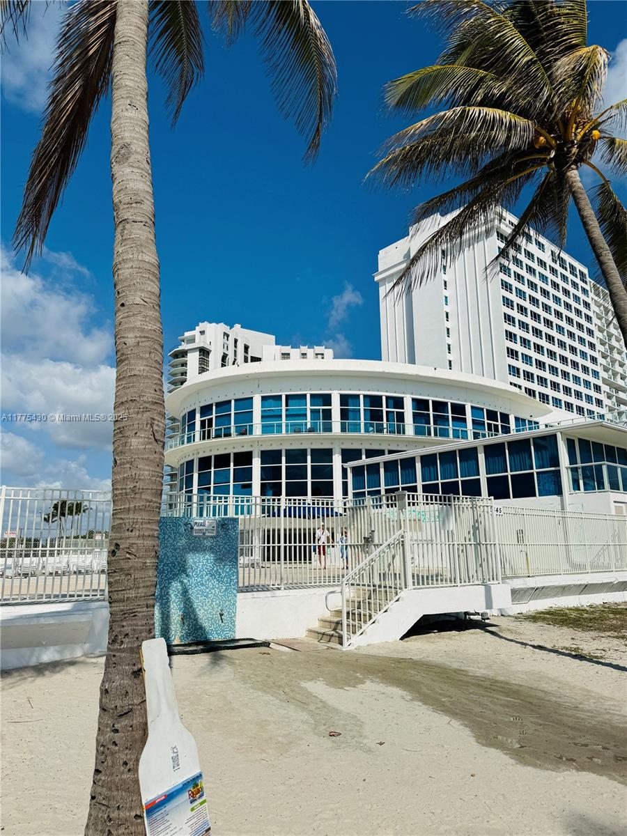 5445 Collins Ave 1520