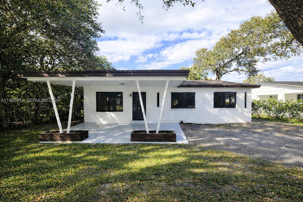 Photo of 6849 SW 12th St, Pembroke Pines, FL 33023 (MLS # A11966611)