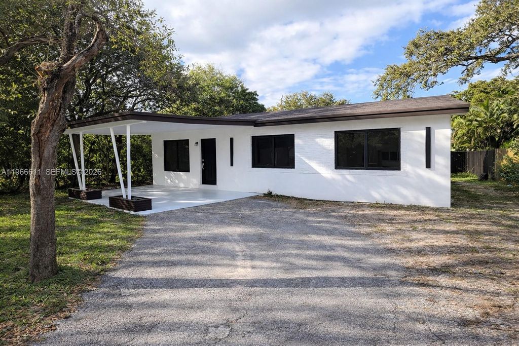 Photo of 6849 SW 12th St, Pembroke Pines, FL 33023 (MLS # A11966611)