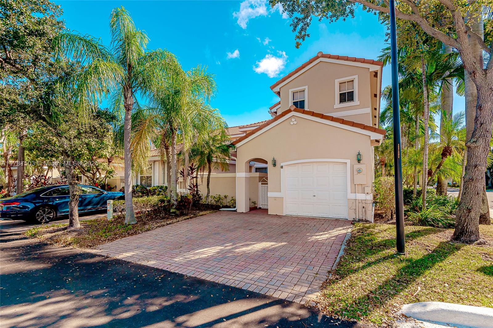 1094 Redwood St  , Hollywood, Broward County, Florida - 3 Bedrooms  
3 Bathrooms - 