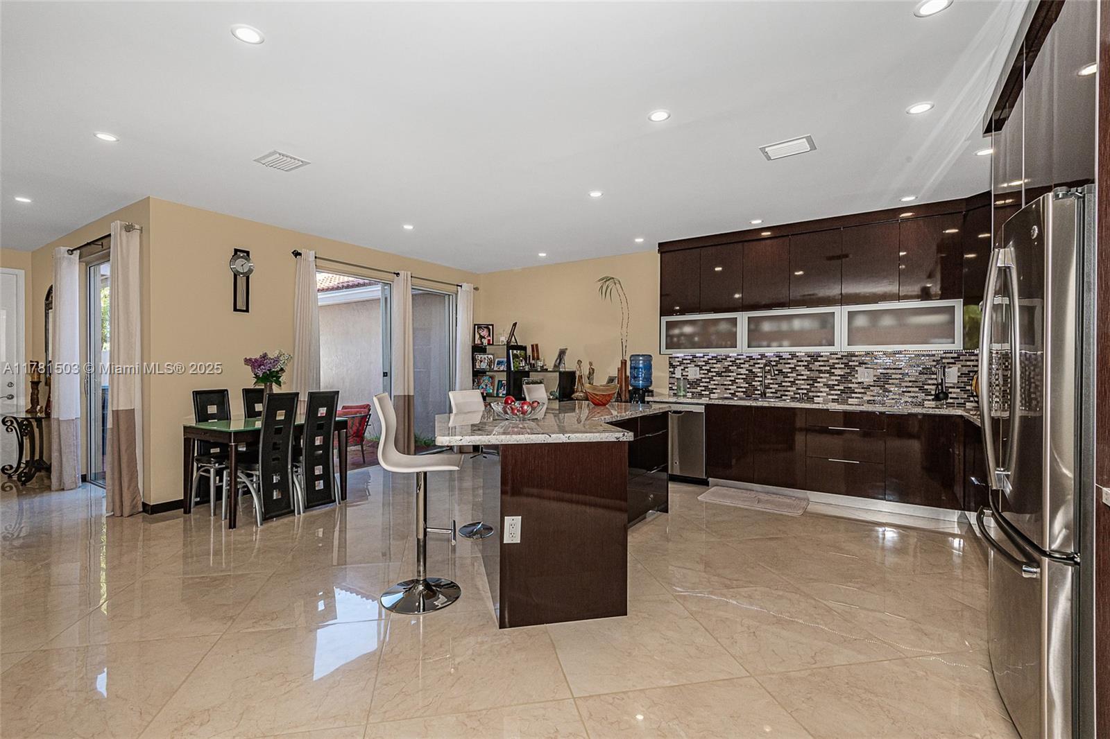 1094 Redwood St .