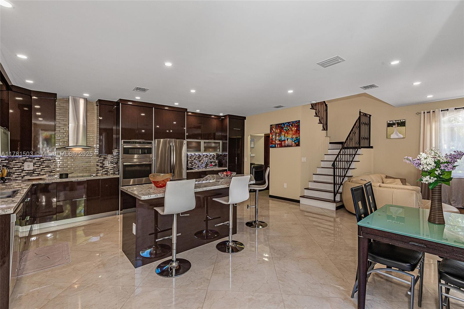 1094 Redwood St .