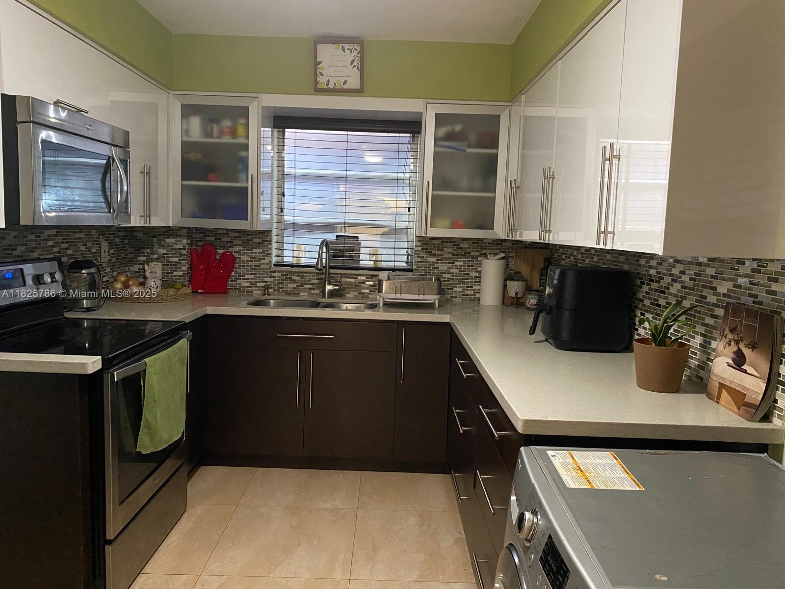 Location, comfort, and style all in one! This charming 2-bedroom, 2-bathroom apartment is located in one of the most convenient areas of North Miami Beach, just minutes from some of the city's most iconic spots, such as Aventura Mall, Sunny Isles Beach, Oleta River State Park, and Gulfstream Park.
The property features a fully renovated kitchen, ideal for those who enjoy modern and functional design. The spaces are spacious, with excellent natural lighting and a practical layout. The master bedroom has a private bathroom and a spacious closet.
Located near renowned schools such as Greynolds Park Elementary, John F. Kennedy Middle School, and North Miami Beach Senior High, it also has easy access to I-95 and US-1, making it easy to get around the city.