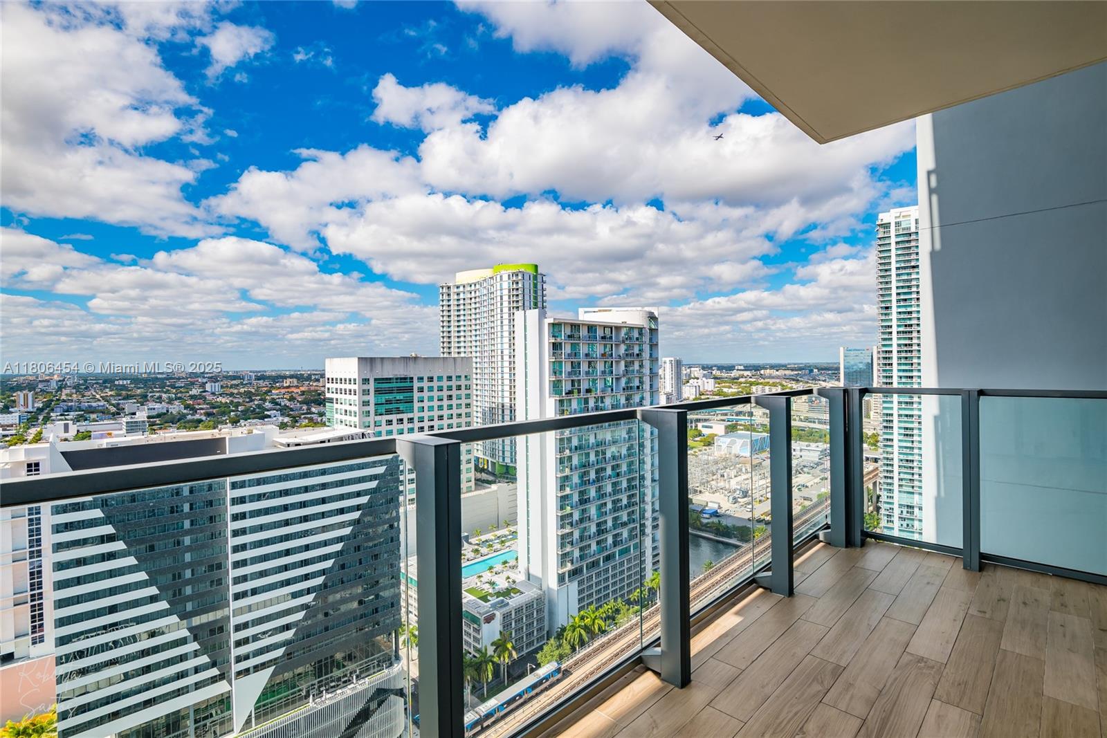 RISE CONDO - Residential